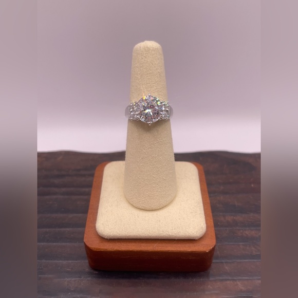 2.5 carat Round Cubic Zirconia solitaire in 925 Sterling Silver Setting - Size 6 - Picture 6 of 14